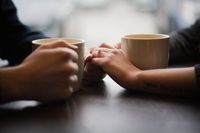 Romantis Banget! Pasangan Ini Bikin Foto Prewedding di Gerai Starbucks 
