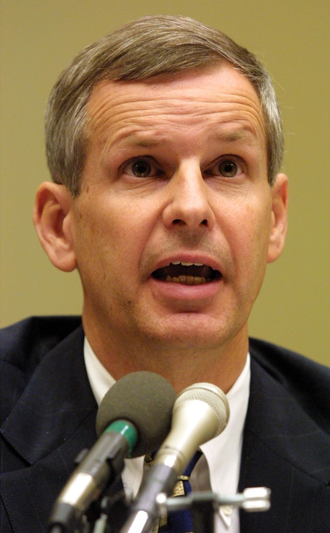 Charlie Ergen, chairman Dish Network dengan kekayaan Rp 167,7 triliun mengaku memilih hidup hemat karene pengalaman masa kecil ibunya yang serba pas-pasan. Setiap harinta, Charlie selalu sarapan hanya dengan sandwich dan sebotol Gatorade sebelum pergi kerja. Dia juga tidak segan berbagi kamar hotel dengan rekan kerjanya saat bepergian untuk bisnis. Foto: Getty Images