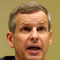Charlie Ergen, chairman Dish Network dengan kekayaan Rp 167,7 triliun mengaku memilih hidup hemat karene pengalaman masa kecil ibunya yang serba pas-pasan. Setiap harinta, Charlie selalu sarapan hanya dengan sandwich dan sebotol Gatorade sebelum pergi kerja. Dia juga tidak segan berbagi kamar hotel dengan rekan kerjanya saat bepergian untuk bisnis. Foto: Getty Images