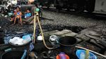 Potret Kehidupan di Pinggir Rel Kereta Api Jakarta