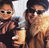 Jangan kira invasi tren 90-an sudah berakhir dengan kembalinya choker, bandana atau fanny pack (tas pinggang). Kinii tren lain dari tahun 90-an kembali berjaya, yaitu kacamata kecil atau tiny sunglasses yang dipakai para gadis keren di masanya, mulai dari Aaliyah, Britney Spears bahkan Neo di The Matrix. Sekarang pun tak jauh berbeda, dengan Bella Hadid, Kendall Jenner bahkan selebriti Indonesia seperti Agnez Mo mengikuti tren ini. Bagaimana gaya mereka? 