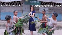 Sonia foto bareng warga setempat di Replika SD Laskar Pelangi (soniafergina/Instagram)