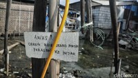 Beberapa warga melakukan cara dengan mengebor air tanah di lokasi itu untuk mendapatkan air bersih.