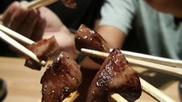 Sepotong daging panggang yang empuk dan juicy sangat nikmat jadi menu makan malam hari ini. Nyam! Foto: Instagram @ninokayam