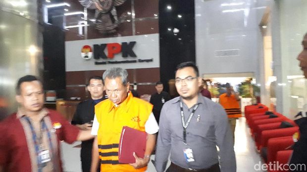 KPK Tahan 3 Tersangka Suap Bupati Bandung Barat