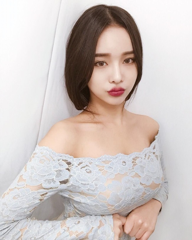 Meskipun banyak dipuji, beberapa juga mengkritik Ji Sung karena penampilannya yang tak terlihat seperti orang Korea pada umumnya yang memiliki dada kecil. Foto: Instagram @jeee622