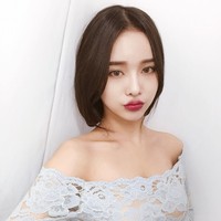 Meskipun banyak dipuji, beberapa juga mengkritik Ji Sung karena penampilannya yang tak terlihat seperti orang Korea pada umumnya yang memiliki dada kecil. Foto: Instagram @jeee622