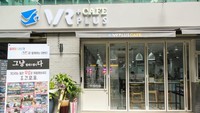 VR Plus Cafe terletak di wilayah Gangnam. Tidak jauh dari Stasiun Gangnam. Hanya berjarak kurang lebih 100 meter dari stasiun, Anda bisa bermain sambil ngemil cantik di sini. Foto: seoulspace.com