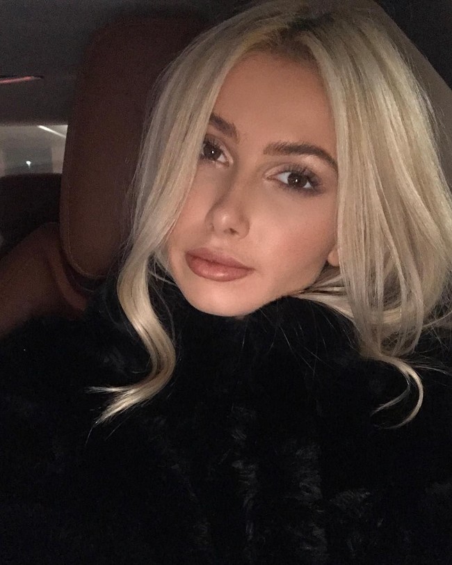 Di malam kecelakaan tersebut, dia sempat mengunggah video Instastory di pesawat sebelum berangkat. Off to Vesga, begitu caption-nya. Mariah terlihat tersenyum dengan teman-teman lainnya yang menjadi korban kecelekaan pesawat tersebut. Foto: Instagram