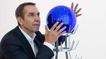 David Beckham Kepincut Patung Tiup Jeff Koons