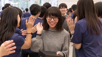 Terhitung ratusan penggemar Apple mendatangi toko yang ada di jatung Shinjuku itu. Foto: Apple