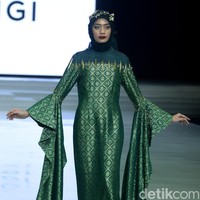 Rancangan busana muslim terbaru Dian Pelangi bertema Andewi di Indonesia Fashion Week 2018, Jakarta Convetion Center, Jakarta, Sabtu [31/3/2018]. [Foto: Mohammad Abduh/Wolipop]