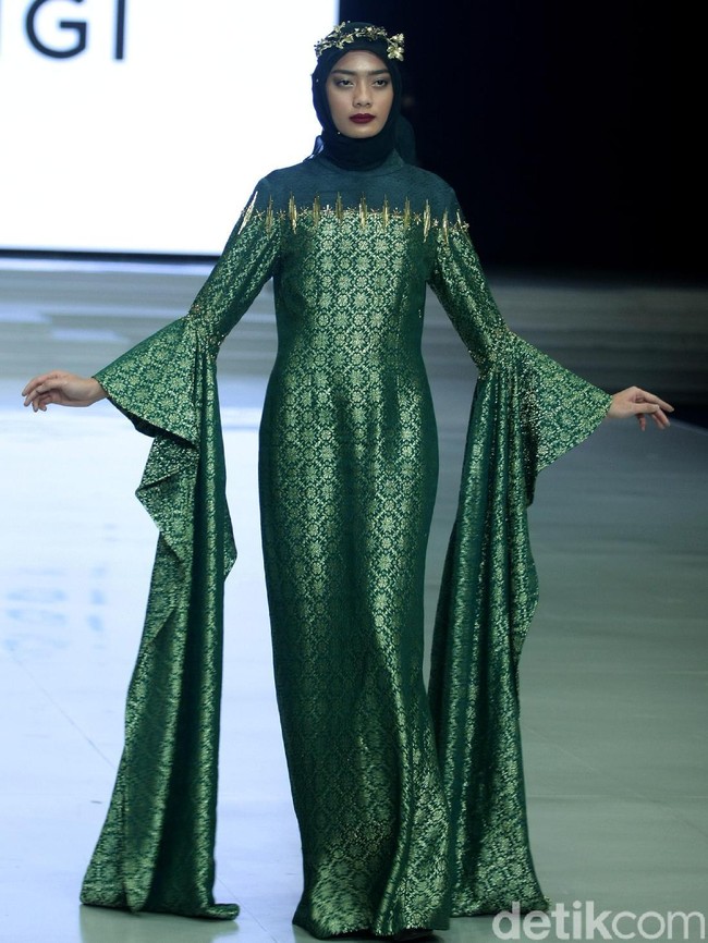 Rancangan busana muslim terbaru Dian Pelangi bertema Andewi di Indonesia Fashion Week 2018, Jakarta Convetion Center, Jakarta, Sabtu [31/3/2018]. [Foto: Mohammad Abduh/Wolipop]