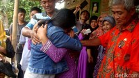 Begini momen haru saat Parinah, TKW asal Cilacap, Jawa Tengah, saat bertemu dengan keluarganya, Kamis (12/4/2018).