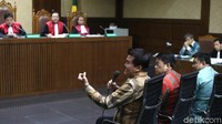 Ketiganya, bersama saksi keempat yakni mantan Staf Ditjen Dukcapil Kemendagri Yosef Sumartono memberi keterangan terkait peran terdakwa Anang Sugiana dalam kasus korupsi pengadaan e-KTP.