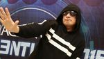 Gaya Konyol Firman Eks Idol saat Pose Depan Kamera