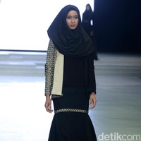 Fashion Show koleksi busana muslim terbaru Zaskia Sungkar yang mengangkat tema Gemintang di Indonesia Fashion Week 2018,Jakarta Convention Center, Jakarta, Sabtu [31/3/2018]. [Foto: Mohammad Abduh/Wolipop]