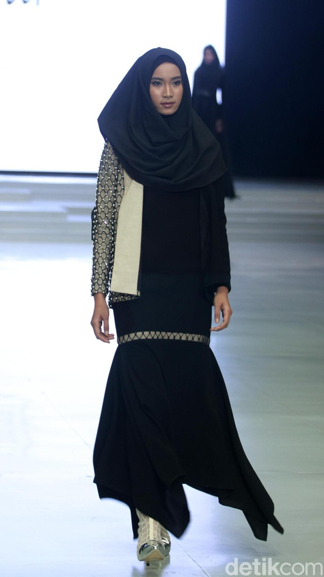 Fashion Show koleksi busana muslim terbaru Zaskia Sungkar yang mengangkat tema Gemintang di Indonesia Fashion Week 2018,Jakarta Convention Center, Jakarta, Sabtu [31/3/2018]. [Foto: Mohammad Abduh/Wolipop]
