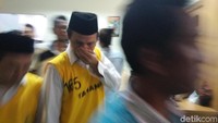 Foto: Terdakwa menetupi wajah dengan tangan. (Bil Wahid-detikcom)