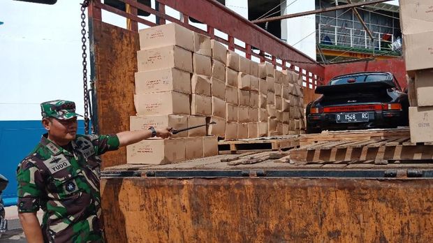 Ada juga porsche yang diduga ilegal di atas kapal tersebut