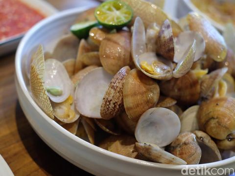 Banyak pilihan menu seafood di Daun Muda. Untuk pembuka, kerang rebus bisa jadi pilihan.