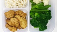 Netizen @_fatinrahmat membawa bekal yang sehat nih. Menunya nasi cokelat yang disandingkan dengan ayam tempura, brokoli, buncis dan kembang kol. Foto: Instagram