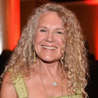 Christy Walton menikahi John Walton, salah satu anak pendiri jaringan supermarket Wal-Mart. Setelah kematian John akibat kecelakaan pesawat pada 2005, wanita 69 tahun ini mewarisi saham sang suami dan kekayaannya kini Rp 568,3 triliun. Foto: Getty Images