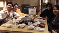 Habis belanja, Dewi sempatkan makan enak bersama suaminya. Sepertinya ia suka shabu-shabu ya? Foto: Instagram dewiperssikreal