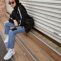 Intan Khasanah atau dikenal dengan akun Instagram @strngrrr terlihat paling sering memakai sepatu jenis ini. Sepatu ini sesuai dengan gaya streetstyle yang sporty. Foto: Instagram/strngrrr