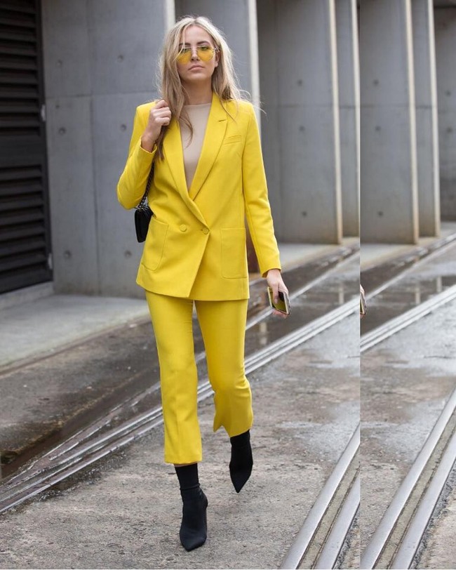 Violet Atkinson bertemu dengan Cameron 15 tahun lalu di sebuah surf club. Selain jadi pengacara, keseharian wanita 24 tahun ini juga disibukkan dengan menghadiri berbagai event ekslusif dan jadi bintang podcast yang membahas fashion. Foto: Instagram