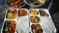 Dijamin jajanan di luar akan kalah menariknya dengan bekal yang satu ini. Akun instagram  @nur_indina, punya bekal seporsi nasi putih, capcay, ayam dan telur dadar. Foto: Instagram