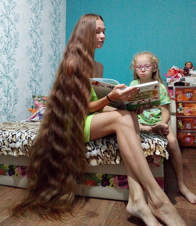 Ternyata ada niat mulia di balik niat Dashik memanjangkan rambutnya ini. Saat sudah cukup panjang, ia berencana memotong dan menyumbangkan rambutnya untuk dibuat menjadi wig bagi mereka yang membutuhkan. Foto: Instagram/@dashik_gubanova