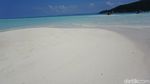 Foto: Keajaiban Pasir Timbul di Tengah Laut Raja Ampat
