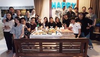 Ulang tahun ke-30, Nino ternyata diberi kejutan oleh teman-temannya. Dimeja pun sudah tersedia ragam makanan yang hendak dinikmati oleh Nino dan sahabatnya. Foto: Instagram @ninokayam