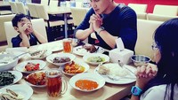 Pray more worry less tulis Marcelino. Sebelum makan memang harusny berdoa dulu nih. Kali ini menu makannya lengkap banget di restoran padang. Rancak bana! Foto: Istimewa