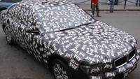 Siapa yang mau mobilnya ditempeli stiker gratis? Coba saja parkir sembarangan seperti mobil ini. Foto: Turbo ROTFL