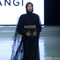 Rancangan busana muslim terbaru Dian Pelangi bertema Andewi di Indonesia Fashion Week 2018, Jakarta Convetion Center, Jakarta, Sabtu [31/3/2018]. [Foto: Mohammad Abduh/Wolipop]
