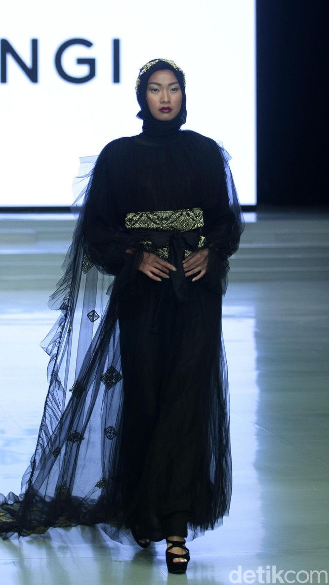 Rancangan busana muslim terbaru Dian Pelangi bertema Andewi di Indonesia Fashion Week 2018, Jakarta Convetion Center, Jakarta, Sabtu [31/3/2018]. [Foto: Mohammad Abduh/Wolipop]