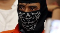 Tersangka diketahui bernama Supriyanto (20). Wajahnya ditunjukan saat rilis di Polres Jaksel dengan memakai masker dan baju tahanan berwarna oranye.