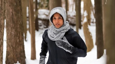 Potret Zehra Alibhai, Model Kebugaran Berhijab Cantik Asal Kanada
