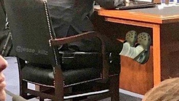 Biar nyaman, pakai sendal karet aja. (Foto: Twitter)