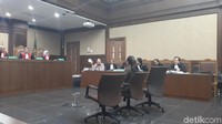 Saat sidang, Fredrich bermaksud memperlihatkan bakpao sebesar apa yang dilihatnya di dahi Novanto yang dirawat saat mengalami kecelakaan.