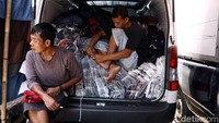 Yang unik dari pasar Tasik ini adalah mereka menjual barang dagangannya langsung di mobil yang mereka bawa.