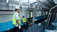 Interior kereta dilengkapi dengan penyejuk ruangan, dua CCTV, hand straps, kursi prioritas, dan area khusus kursi roda.