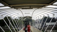 Hanya sedikit atap JPO yang masih tersisa.
