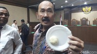 Jadi, bakpao yang dipamerkan Fredrich ini mirip sama benjolan Setya Novanto nggak ya?