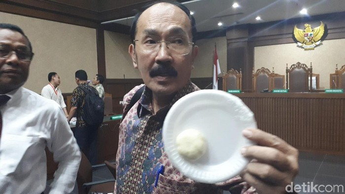 Fredrich Yunadi pamer bakpao mirip benjol novanto