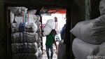 Memanggul Beban Berat Demi Rupiah