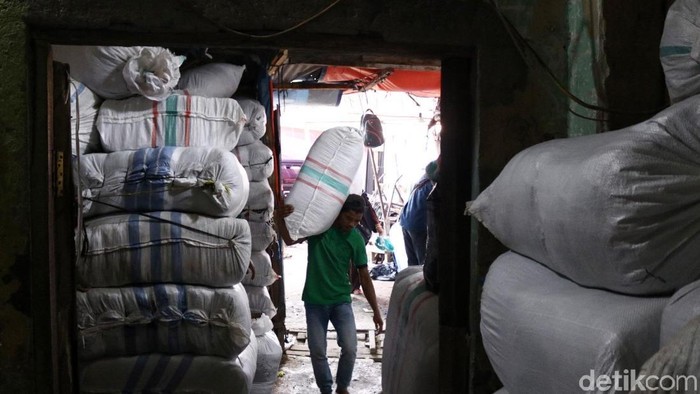 Di Pasar Tasik, Tanah Abang, Jakarta Pusat, terdapat ratusan pekerja panggul alis porter. Mereka saling berhalu-lalang sambil memanggul karung dagangan.