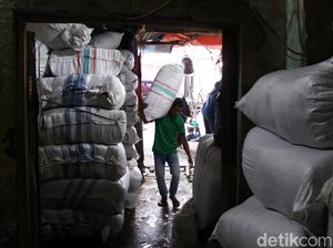 Berkah Porter Tanah Abang Jelang Ramadan, Raup Cuan Rp 700 Ribu Sehari